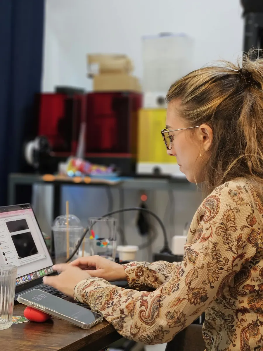 Mélanie Batista au travail sur un compte Google Ads