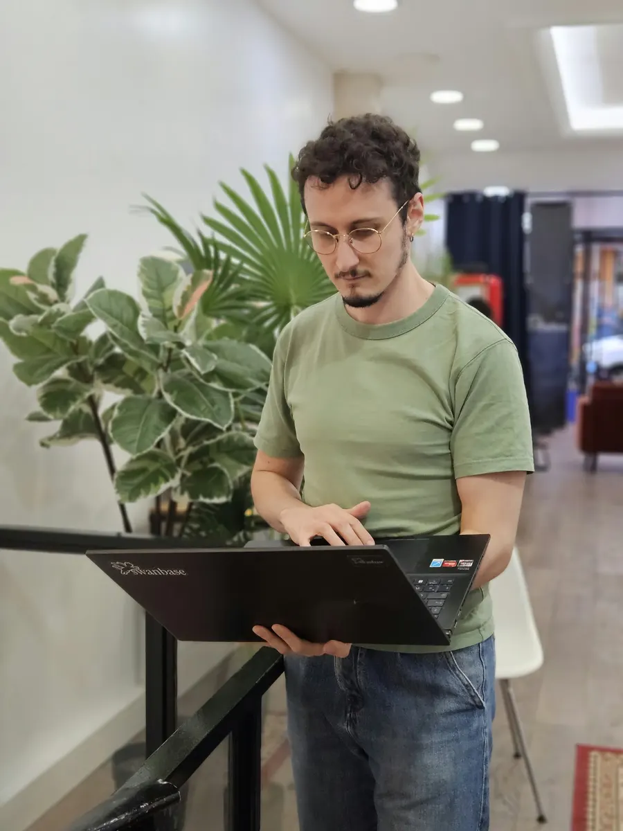 Théo Sitjar au travail chez Panja